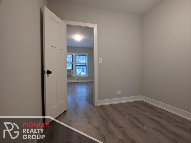 Building Photo - 709 W Brompton Ave