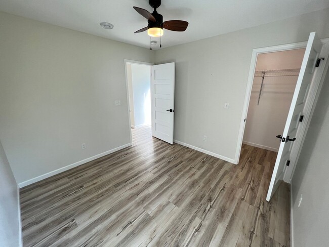 Building Photo - AVAILABLE March 1st - 3 Bed 1 Bath