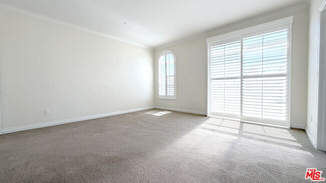 Building Photo - 956 S Wilton Pl