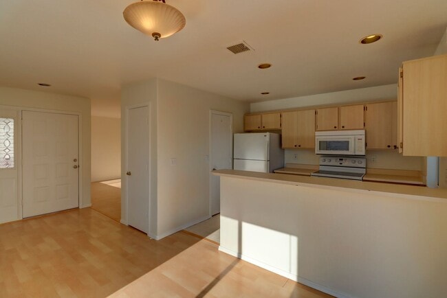Building Photo - 2 bed 2 bath Condo in Montana Terraces