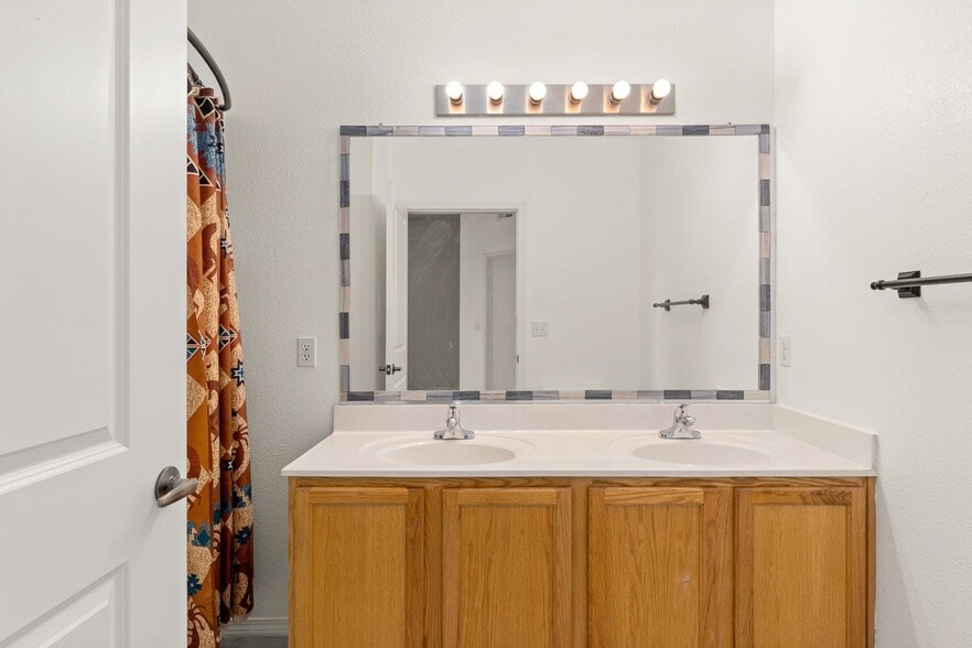 Master Bath - 6800 Vista del Norte Rd NE