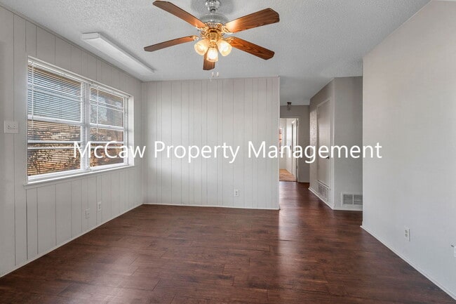 Building Photo - 709 Sequoia Dr
