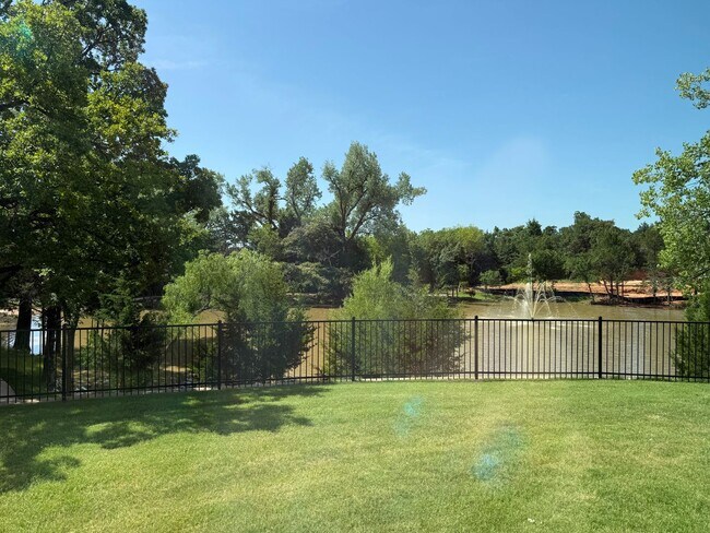 Building Photo - Fall special! flexible terms and easy move in!! 3 bed 2 bath 2 car in bungalow Heights, beautiful...