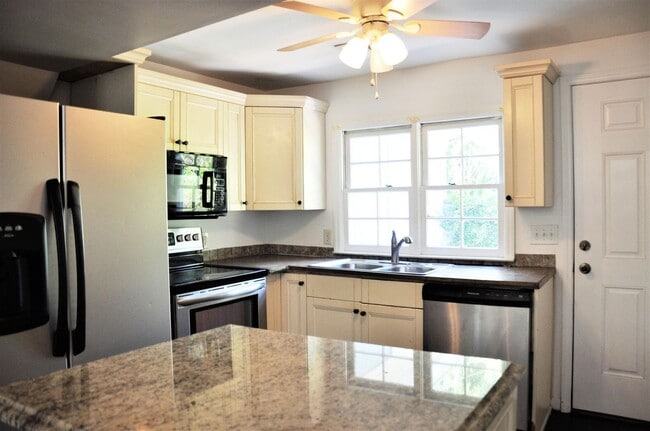 Building Photo - 35 Bogard St