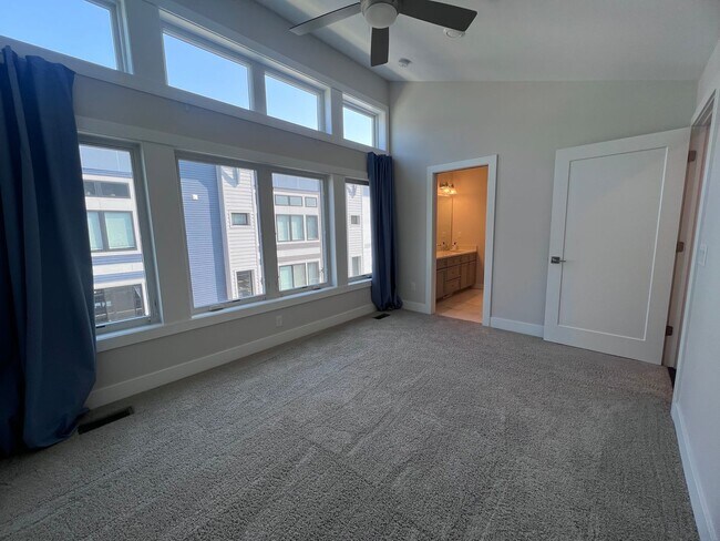 Building Photo - Two Bedroom Condo on Lookout Hill in Grand...