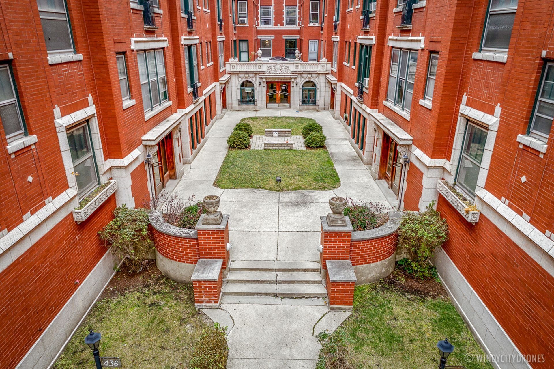 Building Photo - 435 W Surf St