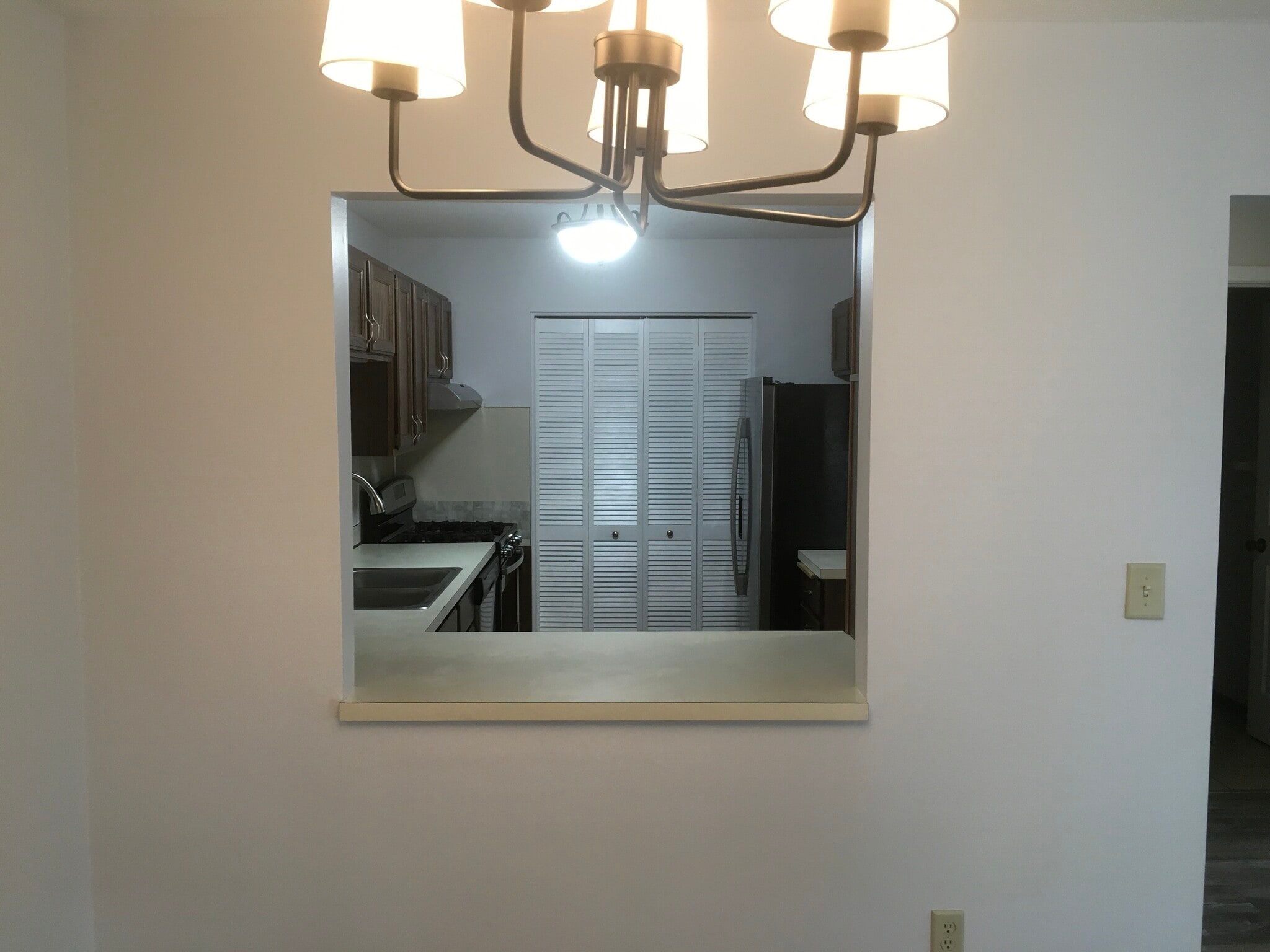 Pass through from dining room to kitchen - 4702 Markham Pt