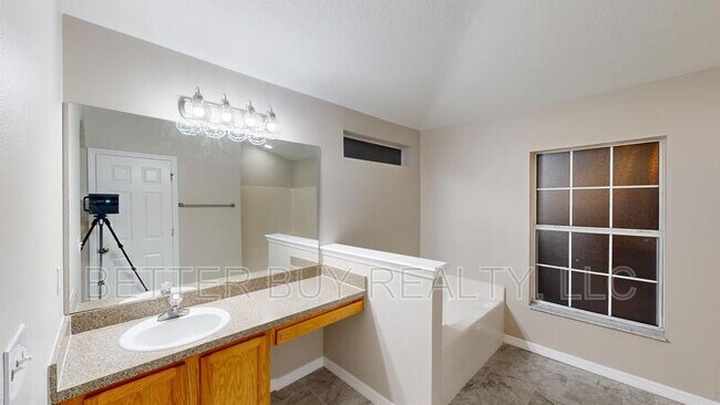 Building Photo - 23 Burning Tree Pl