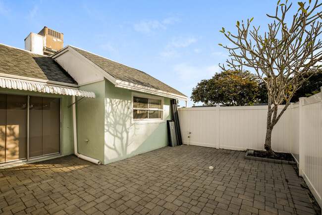 Building Photo - Stylish 2-Bedroom FL Retreat