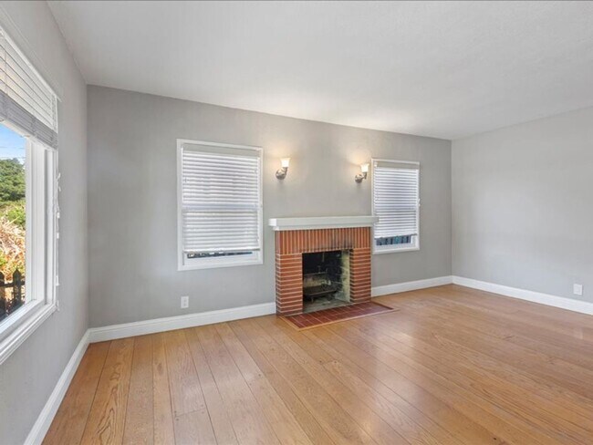 Building Photo - Sunny & Bright Bungalow in King Estates