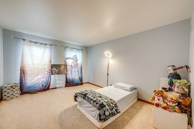 Building Photo - 3423 Goldfinch Dr