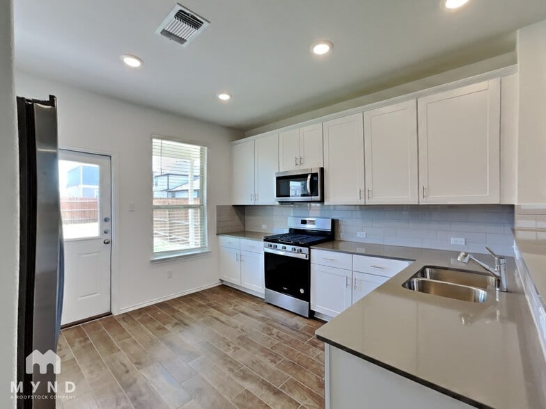 Building Photo - 332 Redonda Dr