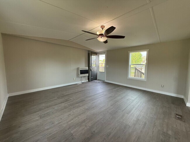 Building Photo - 3 Bedroom 2 Bathroom Mobile Home Located in Mosheim, TN