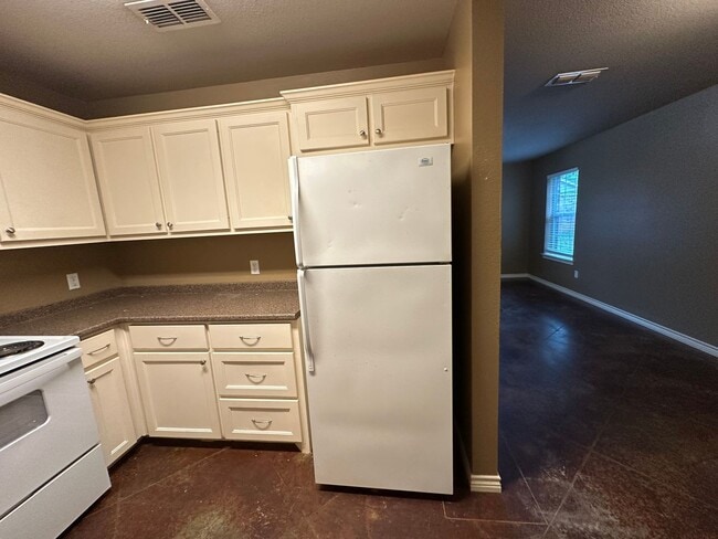 Building Photo - 206 Memory Ln