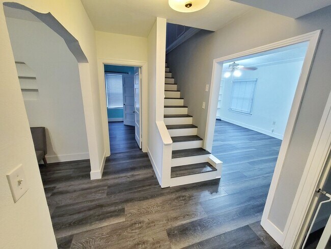 Building Photo - St. Petersburg Pool Home - 3 Bedroom 2 Bath