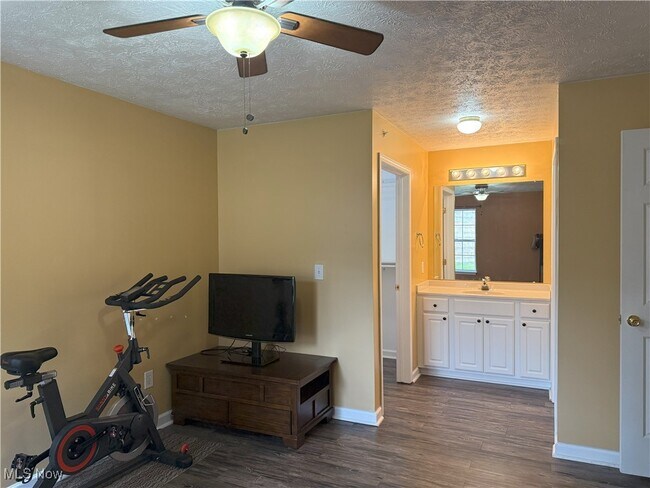 Building Photo - 14800 Lenox Dr