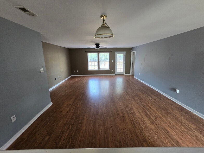 Building Photo - 15200 Fern Hollow Ct