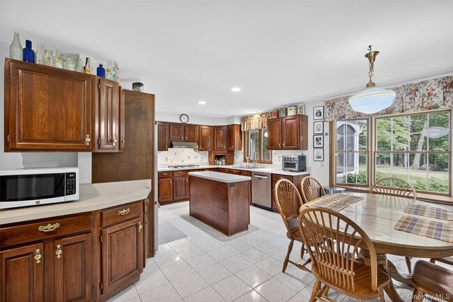 Building Photo - 92 Brook Hollow Dr