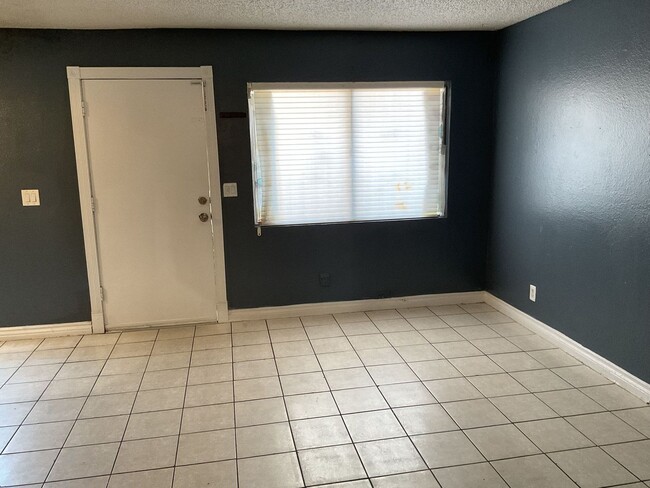 Building Photo - Charming 2-Bedroom Unit in a Well-Maintained 4-Plex!