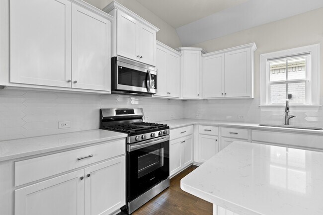 Building Photo - 2272 Lakeview Dr