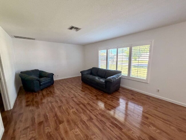 Building Photo - 147 Sunflower Cir