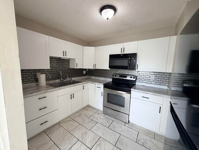 Building Photo - 3594 Almar Rd