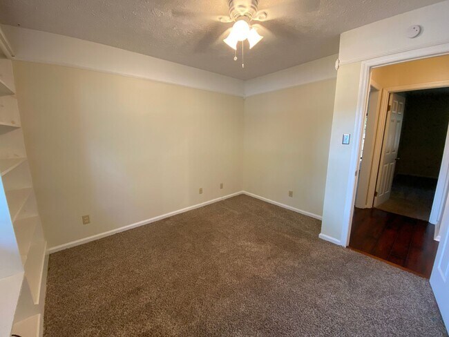 Building Photo - Adorable 3/2 on large corner lot
