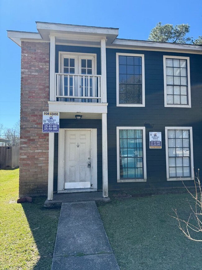 Building Photo - 1110-1112 Willow Creek Dr