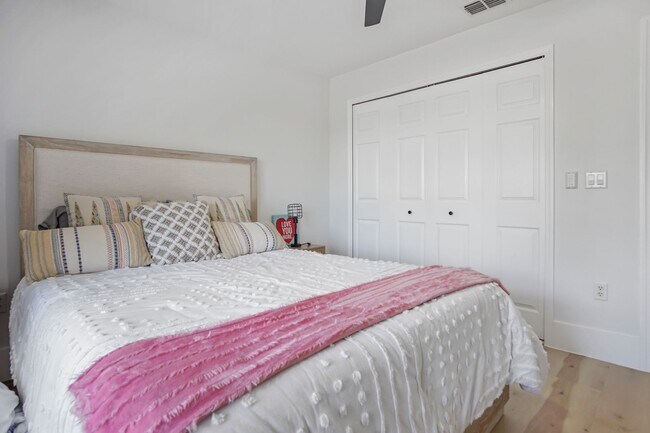 Building Photo - Ranch on 6 Acres