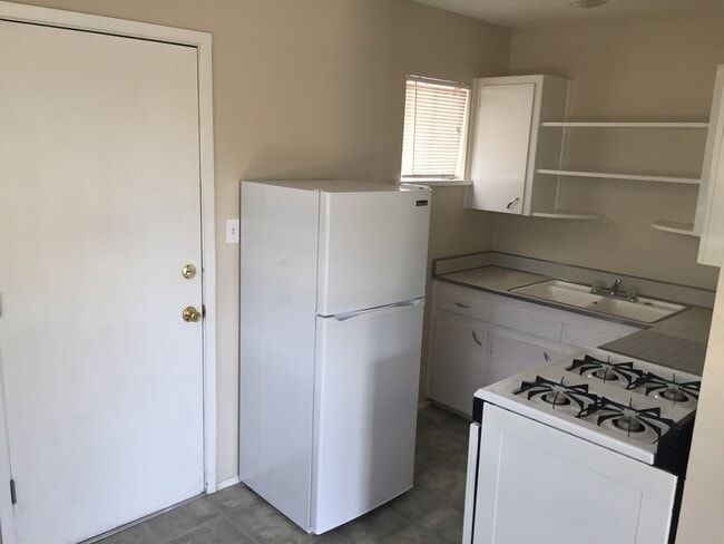 Building Photo - 427 Stanford Dr SE