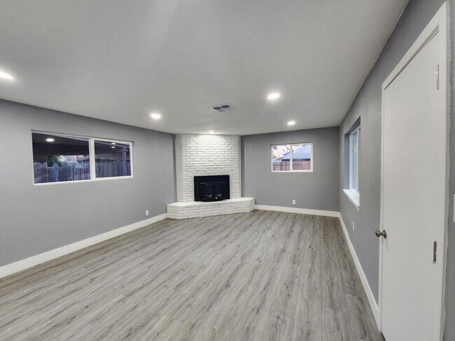 Building Photo - Charming 3-Bedroom Home for Rent in a Quie...