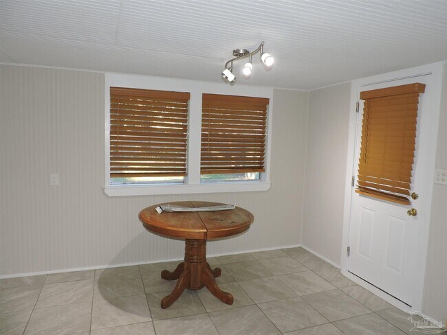 Building Photo - 916 E Hatton St