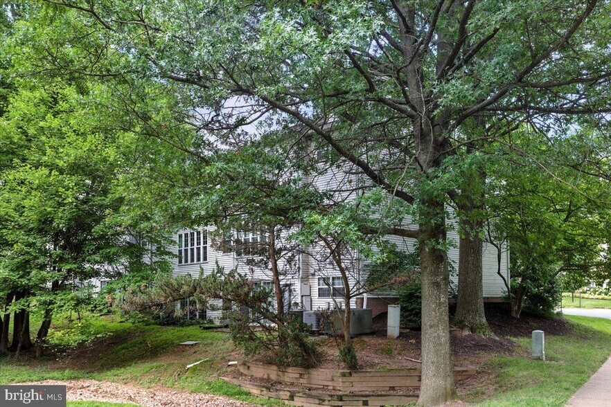 Building Photo - 12001 Golf Ridge Ct