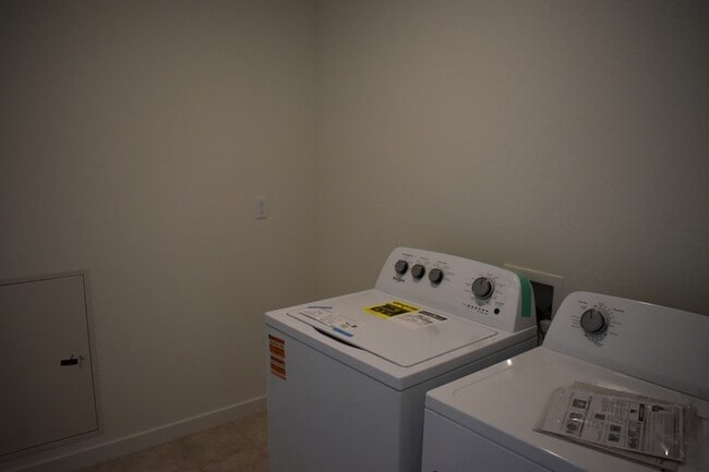 Building Photo - 855 Sophie Ct