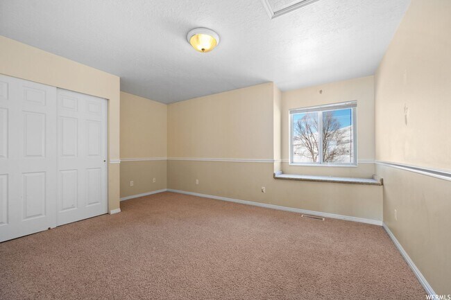 Building Photo - Beautiful home in Eden with amazing views from covered deck and 4 car garage