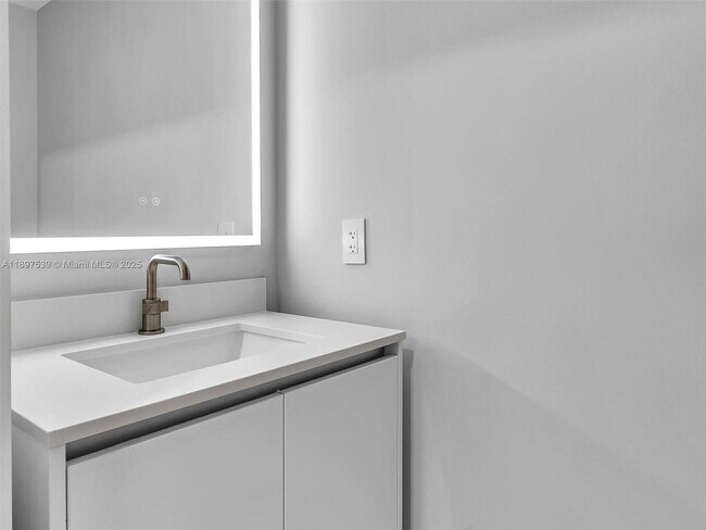 Building Photo - 700 NE 24th St