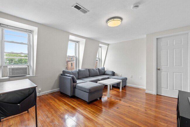Primary Photo - 528 Medford St