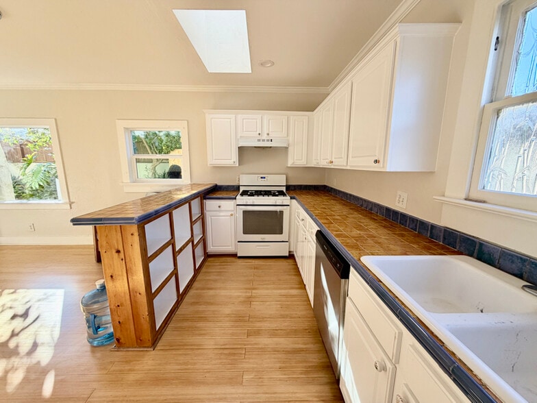 Building Photo - 230 W H St