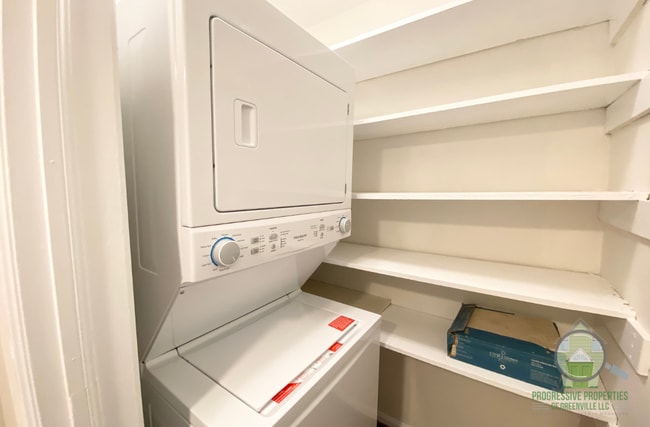 Building Photo - 100 Lewis Dr