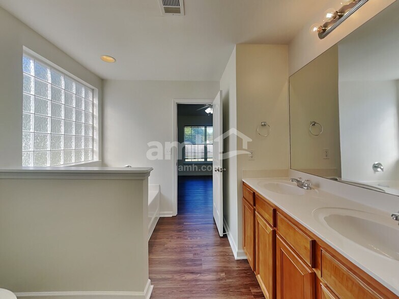 Building Photo - 32 Riverbed Dr