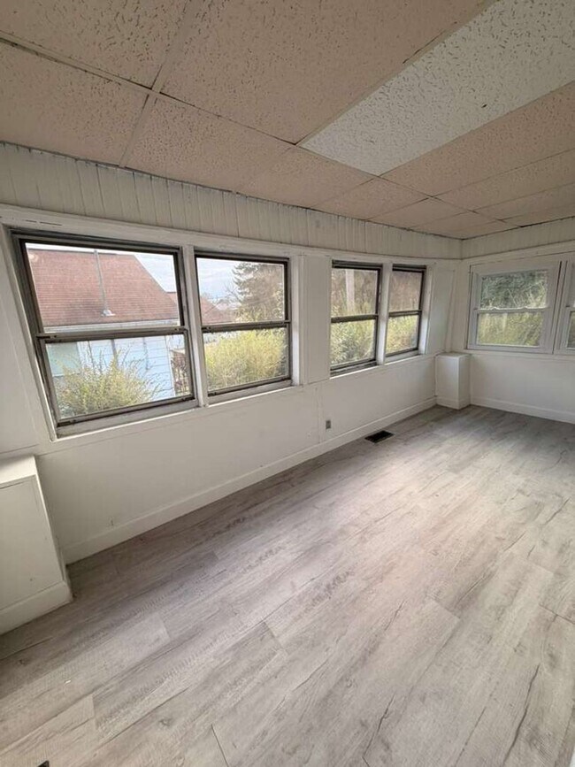 Building Photo - AVAILABLE NOW! Move-In Special Available – Free First Month’s Rent!