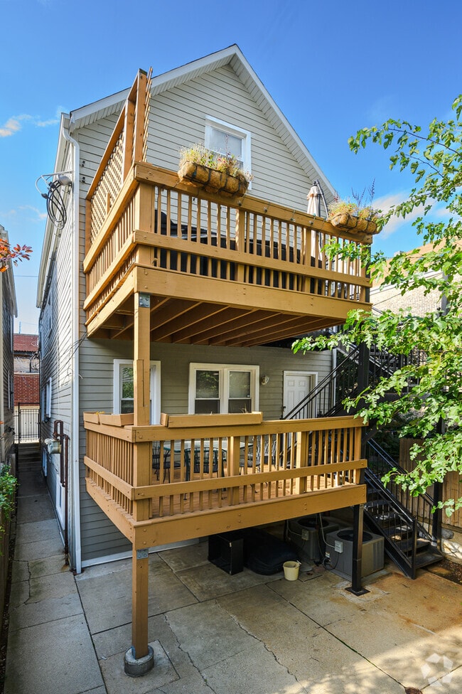 Building Photo - 1826 N Wood St