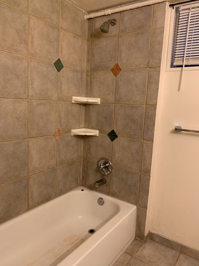 Building Photo - STUDENTS WELCOME! Spacious 5 Bed 2 Bath Ranch Home