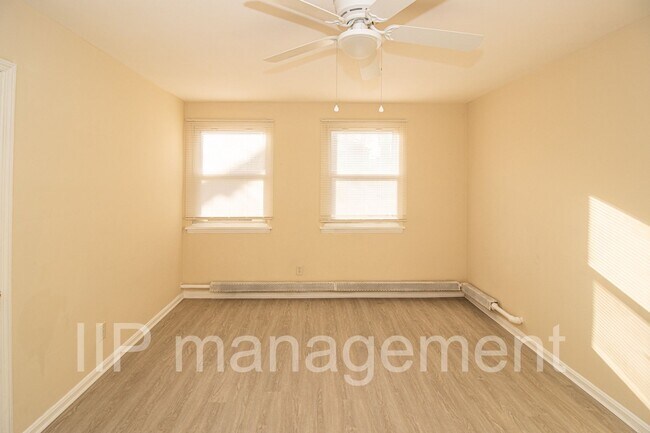 Building Photo - Spacious 2 BR 1BA Condo in South Euclid - ...