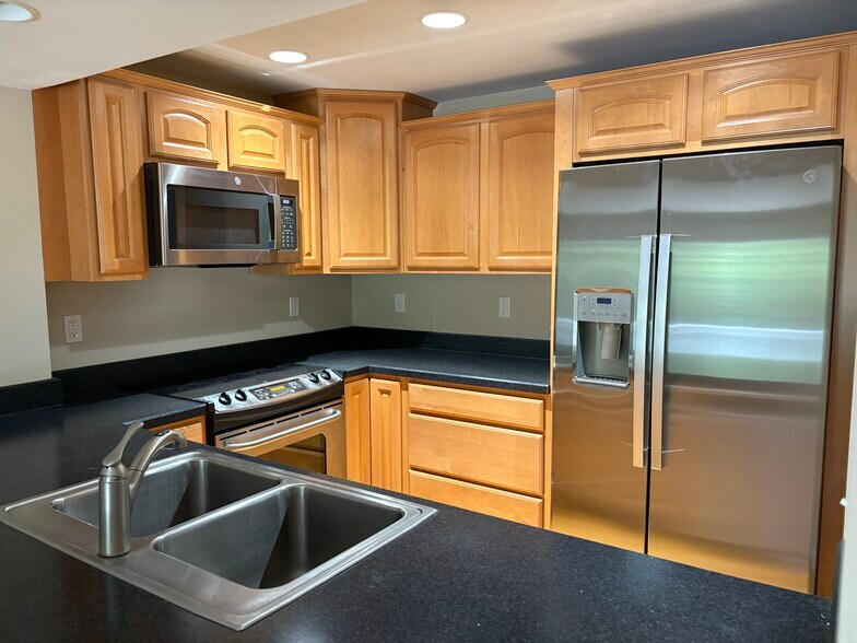 Building Photo - 4628 Emblem Cir