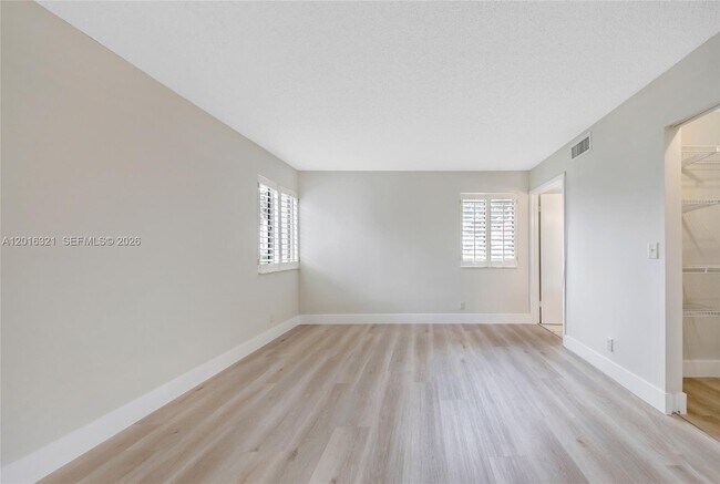 Building Photo - 5521 Courtyard Dr