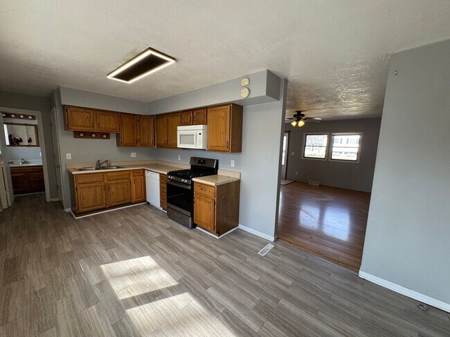 Building Photo - 3 bedroom 2 bath home in Bettendorf