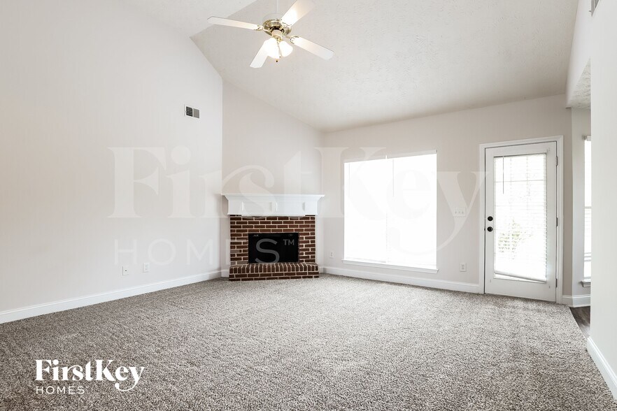 Building Photo - 807 Lazy Ln