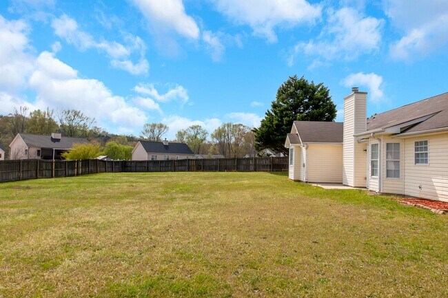 Building Photo - Exceptional 3BR / 2BA Ranch with Expansive Back Yard & Privacy Fence!
