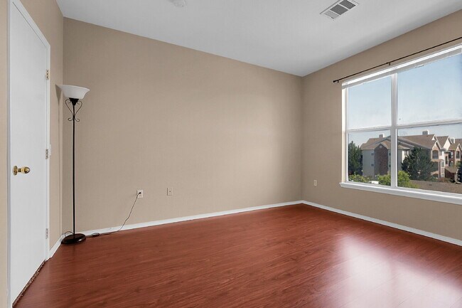 Building Photo - $1,895.00, 2 bed, 1 .5 bath located in Aur...